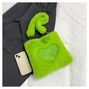 Dettaglio borsa a tracolla in ecopelliccia verde lime con decorazione a cuore centrale
