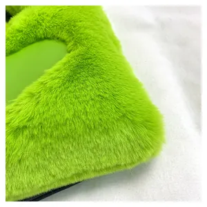 Dettaglio macro della morbida pelliccia ecologica verde lime di una borsa tote in peluche.