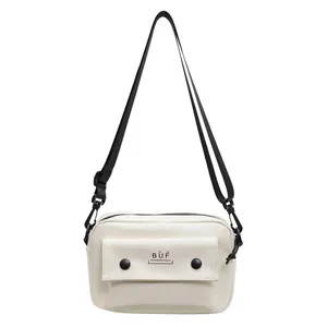 Bolso bandolera cuadrado pequeño blanco minimalista con correa negra ajustable y bolsillo