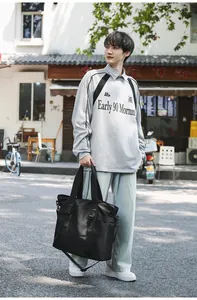 Große schwarze Reisetasche für Outdoor-Sport und Fitnesstraining.