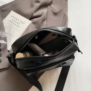 Bolso bandolera pequeño cuadrado vintage negro vista interior para móvil y cosméticos