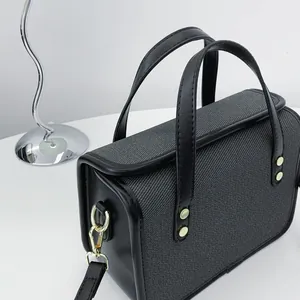 Vue détaillée du petit sac à main carré minimaliste noir et gris épissé pour femmes.