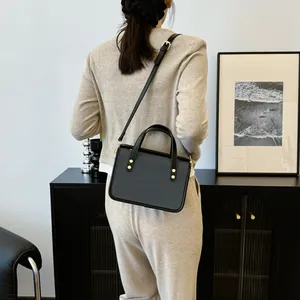 Sac à bandoulière rectangulaire minimaliste avec poignées sur mannequin