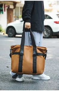 Große braune Outdoor-Reisetasche, die von einer Person in einer Straße getragen wird