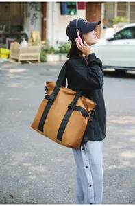 Outdoor-Lifestyle-Ansicht einer großen braunen Reisetasche mit stabilen Schnallen