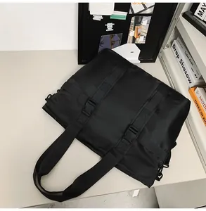 Draufsicht auf eine große schwarze Nylon-Reisetasche mit sehr robusten Tragegurten