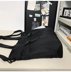 Detailansicht der großen schwarzen Reisetasche mit verstellbaren Schnallen und Gurten