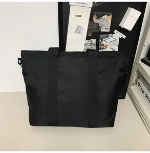 Minimalistische schwarze Nylon-Reisetasche mit großem Fassungsvermögen für den Sport