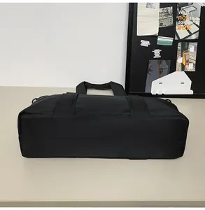 Seitenansicht einer strapazierfähigen schwarzen Nylon-Reisetasche auf einem Schreibtisch