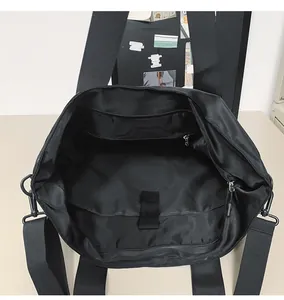 Innenansicht einer großen Reisetasche mit Fächern und Geräteriemen für Ordnung.