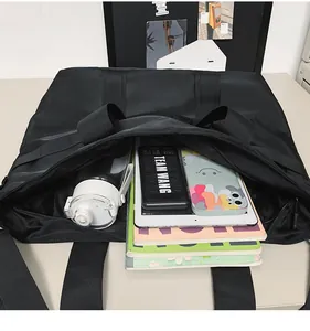 Detail der schwarzen Reisetasche mit großem Fassungsvermögen und Innenstauraum.