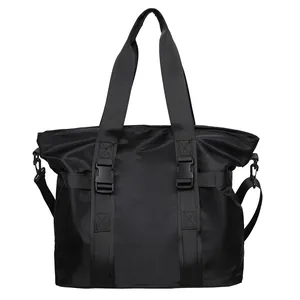 Vorderansicht der großen schwarzen Nylon-Reisetasche mit stabilen Schnallen