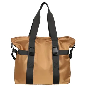 Detaillierte Ansicht einer braunen Reisetasche mit schwarzen Nylon-Verstellgurten
