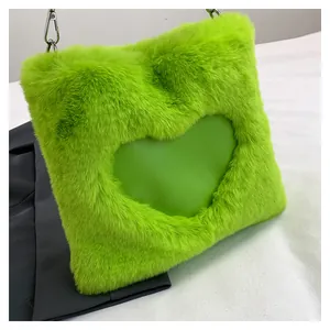 Dettaglio di borsa tote in ecopelliccia verde lime con cuore in ecopelle applicato.