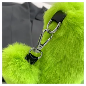 Dettaglio ravvicinato della trama di una borsa in ecopelliccia verde neon con chiusura