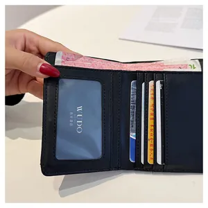 Détails de l'intérieur d'un portefeuille noir avec fentes pour cartes et compartiment