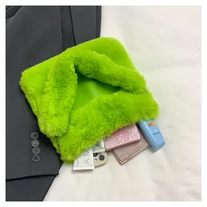 Dettaglio interno della borsa tote in ecopelliccia verde neon con cosmetici e cellulare