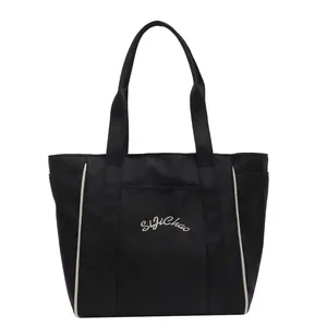 Bolso tote minimalista de nailon negro para mujer con ribetes blancos y bordado