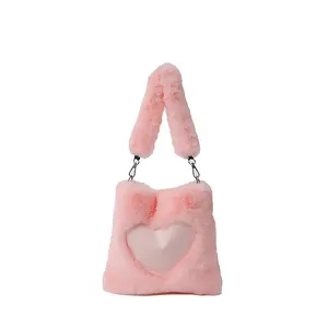 Dettaglio borsa tote in ecopelliccia rosa con prominente design a forma di cuore