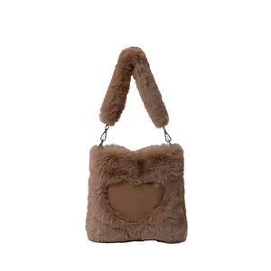 Dettaglio borsa tote marrone in pelliccia sintetica con design a forma di cuore