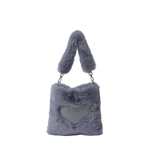 Borsa tote grigia in pelliccia sintetica con un grazioso cuore sul lato frontale
