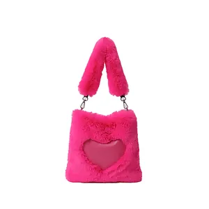 Vista dettagliata della borsa tote in ecopelliccia fucsia con toppa a cuore rosa