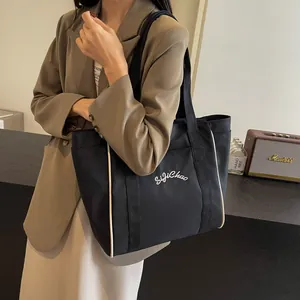 Elegante bolso tote de nailon negro para mujer, ideal para el uso diario y oficina.