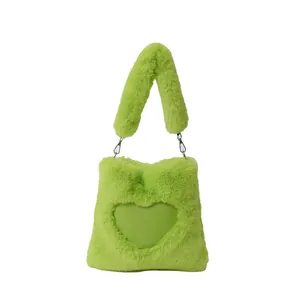 Vista dettagliata di una borsa tote in ecopelliccia verde lime con design a cuore.