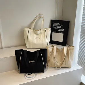 Bolsos tote de nailon versátiles en negro, blanco roto y beige para el día a día