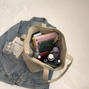 Amplio bolso tote de nailon beige para mujer, perfecto para el trabajo y el diario.