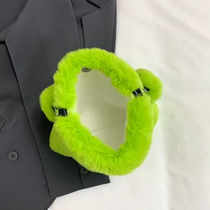 Borsa tote pelosa verde neon a forma di cuore con grande capacità e design morbido
