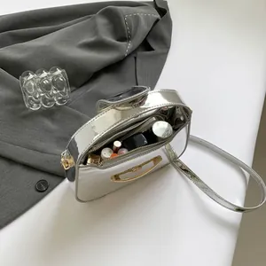 Bolso de montar plateado metálico para mujer con asa dorada y espacio interior