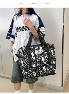 Detalle de bolsa de viaje de gran capacidad con estampado de letras en modelo