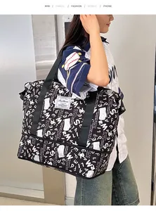 Vista lateral de modelo con bolsa de viaje grande con letras blancas y negras en pasillo