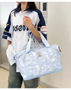 Modelo asiática con un bolso de viaje azul claro de gran capacidad para deporte