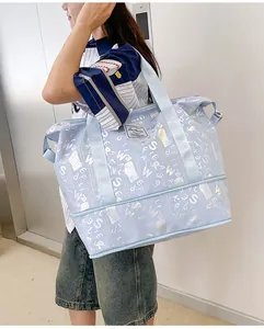 Bolso de viaje azul de gran capacidad con letras holográficas llevado por modelo