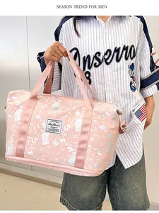 Primer plano de bolsa de viaje rosa con estampado de letras plateadas y gran capacidad