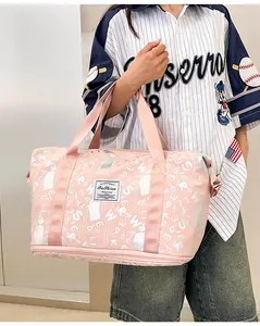 Vista detallada de la bolsa de viaje rosa con letras plateadas y parche Fashion