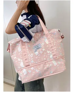 Bolso de viaje rosa de gran capacidad con letras holográficas llevado por modelo