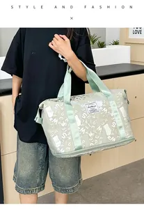 Primer plano detallado del bolso de viaje verde claro con estampado de letras