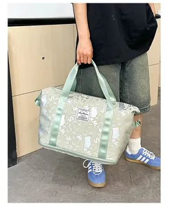 Vista detallada de bolsa de viaje verde claro con elegante diseño de letras impresas