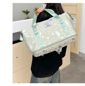 Detalle de bolsa de viaje verde claro con patrones de letras holográficas