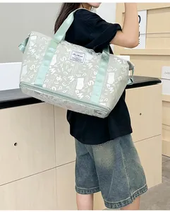 Gran bolsa de viaje verde menta con patrones de letras blancas en estilo de vida