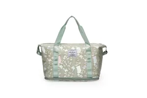 Vista frontal bolsa de viaje verde salvia con estampado de alfabeto y compartimento húmedo
