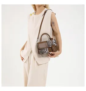 Trendige Handtasche mit Leopardenmuster und braunem Leder als stilvolle Schultertasche