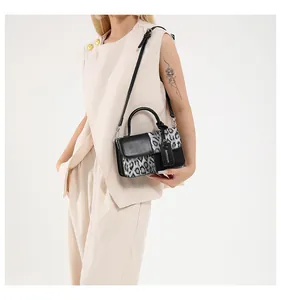 Detaillierte Ansicht der Leoparden-Handtasche im Patchwork-Stil an einem Model