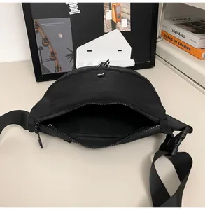 Detailansicht des geräumigen Innenfachs und Reißverschlusses der schwarzen Tasche