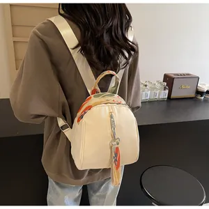 Vue arrière d'un mini sac à dos élégant en forme de coquille avec des sangles à motifs