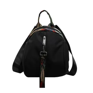Détail d'un mini sac à dos noir en forme de coquille avec motifs ethniques