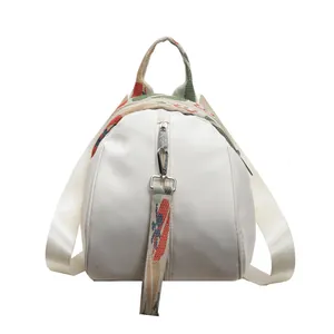 Vue de face du mini sac à dos blanc en forme de coquille avec bretelles tissées